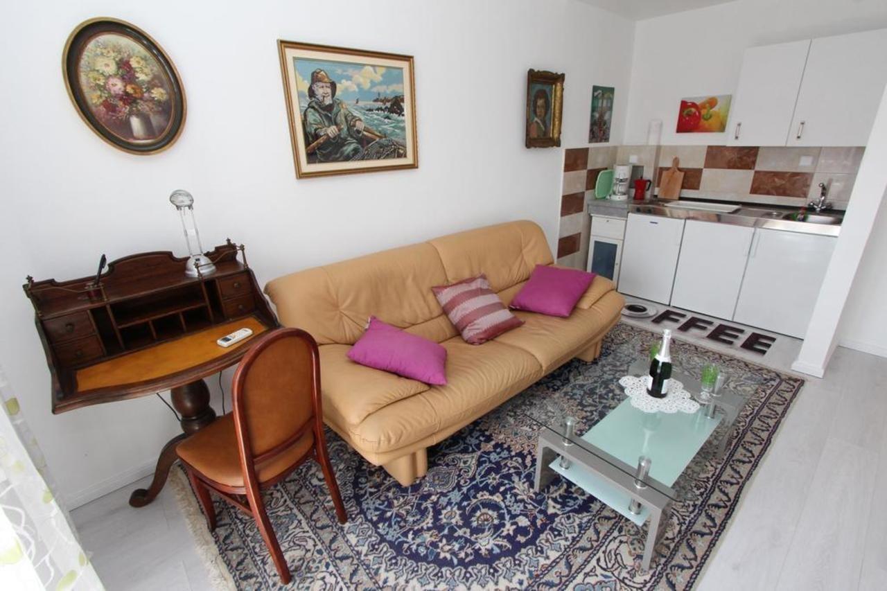 Rooms And Apartments Sally Rovinj Buitenkant foto