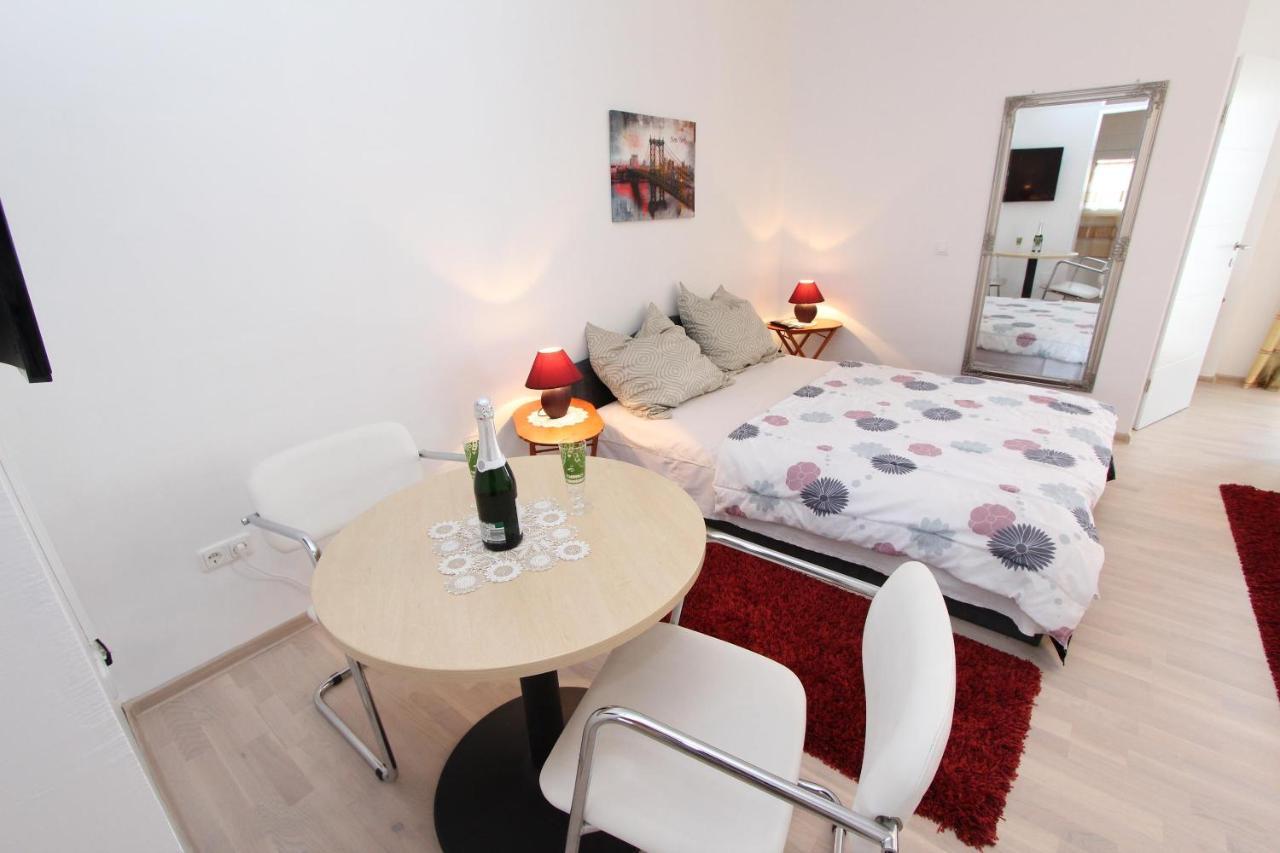 Rooms And Apartments Sally Rovinj Buitenkant foto