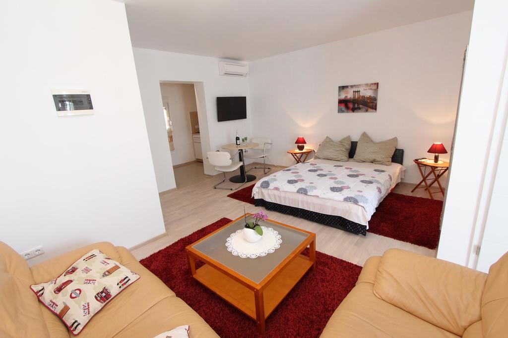 Rooms And Apartments Sally Rovinj Buitenkant foto