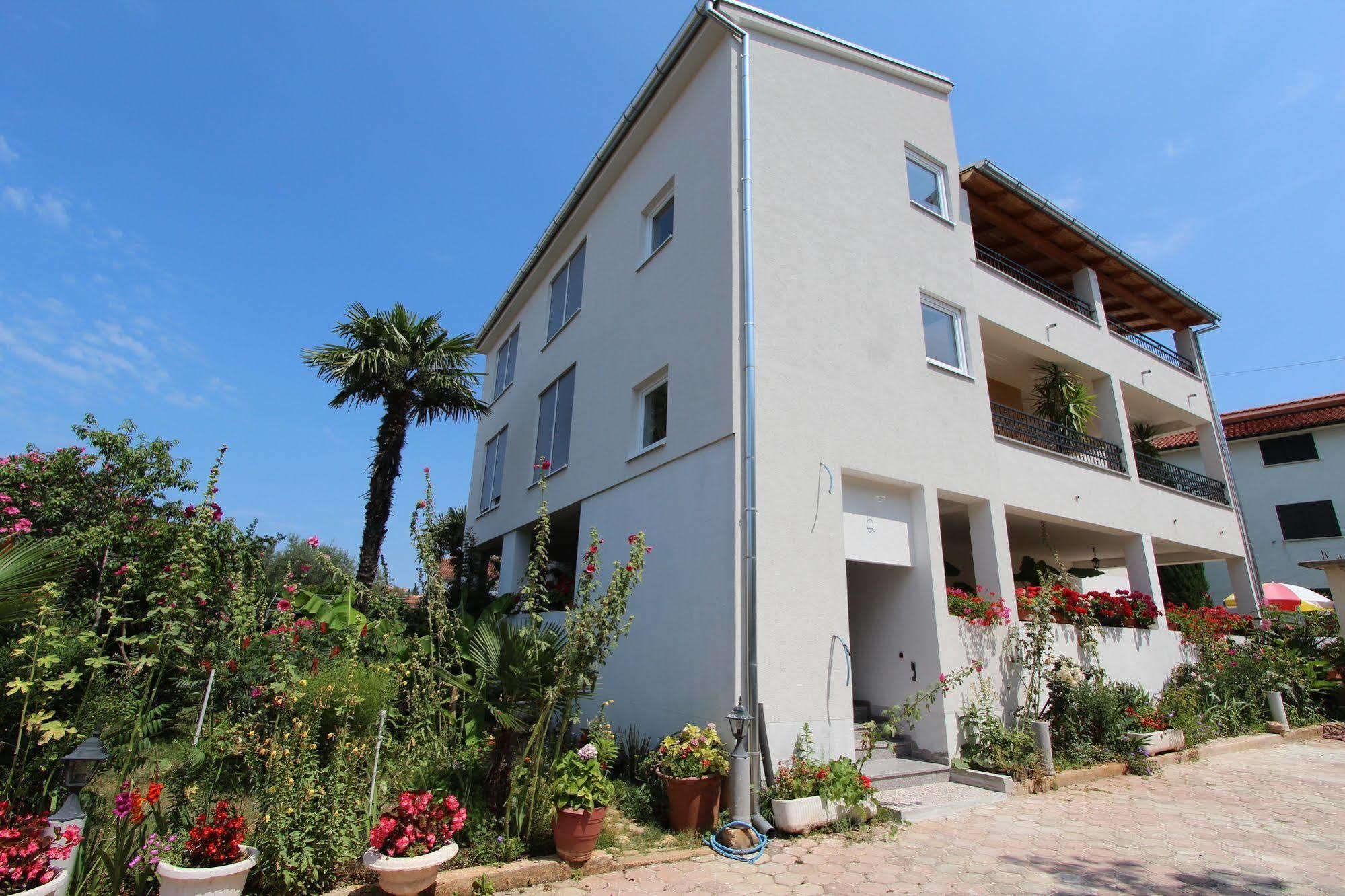 Rooms And Apartments Sally Rovinj Buitenkant foto