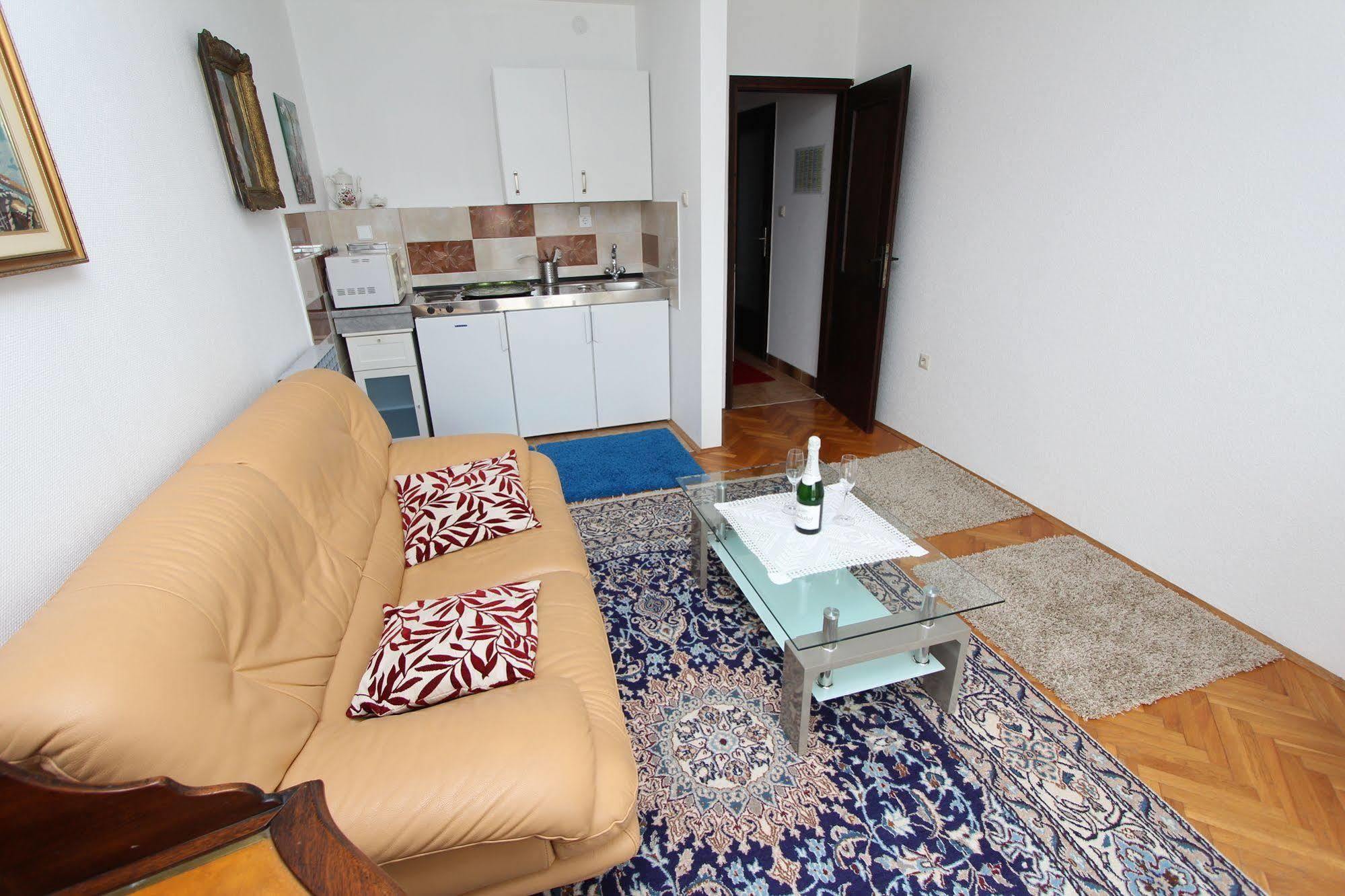 Rooms And Apartments Sally Rovinj Buitenkant foto