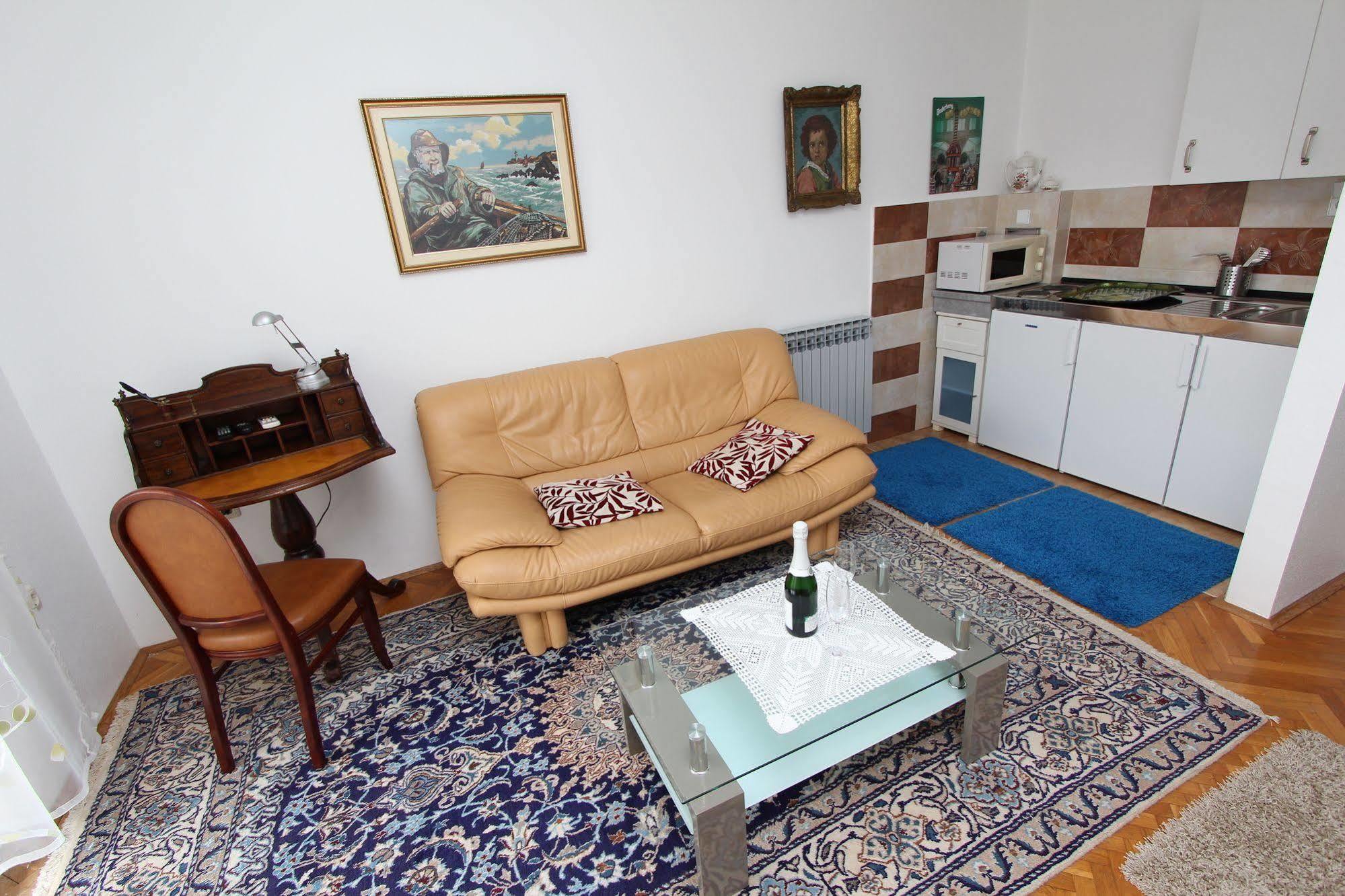 Rooms And Apartments Sally Rovinj Buitenkant foto